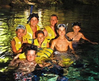 familia haciendo snorkel